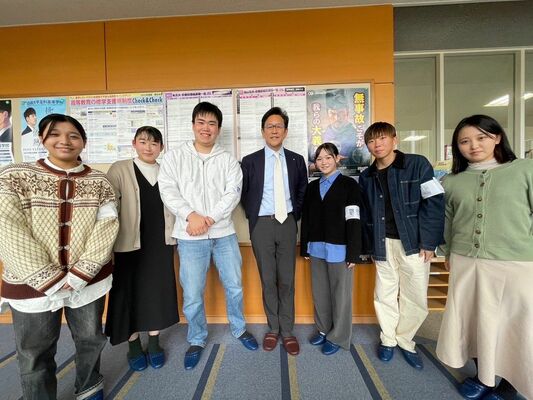 栗山さん（中央）にインタビューを行った学生たち