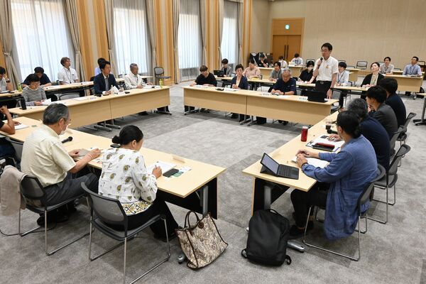 大会案を審議した県内の地域づくり団体関係者ら＝19日午前、県庁