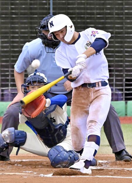 6回、佐野日大の和栗が左越えに2点適時三塁打を放つ=清原