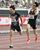 男子４００メートル決勝でゴールする佐藤風（左）。レース後失格となった。右は優勝した今泉＝国立競技場、広瀬華撮影