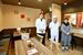 店内で笑顔を見せる片岡さんファミリー