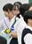 献花を手にする根本凛々さん