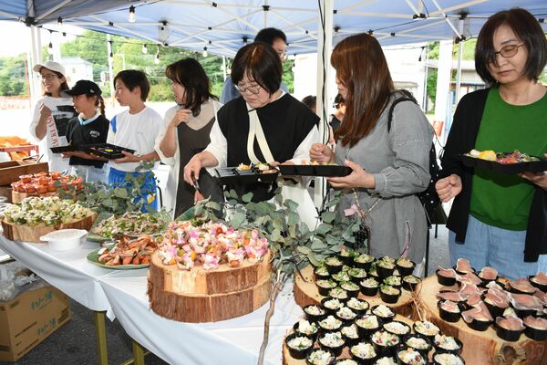 １５種から好きな料理を取る参加者＝６月６日、宇都宮市