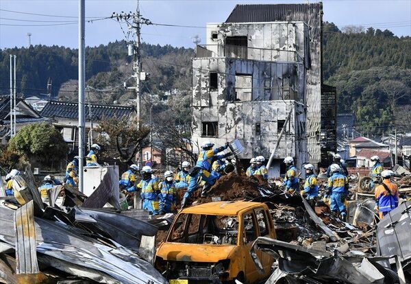 火災で焼失した「輪島朝市」で捜索に当たる栃木県警の緊急災害警備隊＝１月14日午前11時50分、石川県輪島市