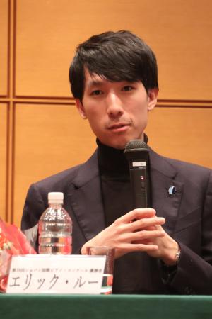 　来日記者会見に臨んだエリック・ルー＝２０２５年１２月１０日、東京都目黒区