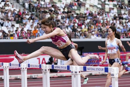 日本選手権の女子１００メートル障害予選で力走する中島ひとみ＝７月５日、東京・国立競技場