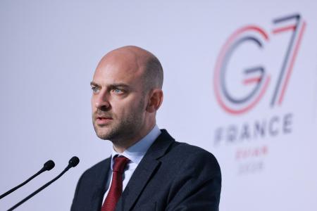 　先進７カ国（Ｇ７）外相会合で記者会見するフランスのバロ外相＝２６日、パリ近郊セルネラビル（ロイター＝共同）