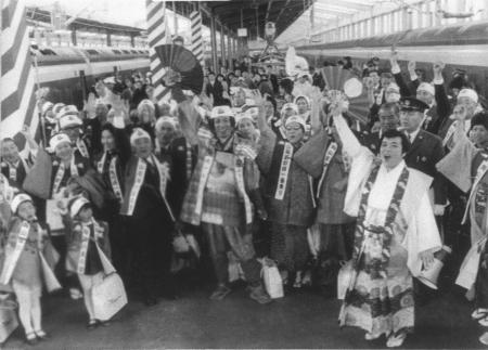 　１９７２年３月１５日、山陽新幹線・岡山開業の日、岡山駅新幹線３番ホームは扇子や鉢巻き姿で祝ったり、桃太郎に装ったりした乗客でにぎわった。この年、小学生だった阿部等さんは初めて時刻表を手にし、鉄道に強い関心を抱くようになったという