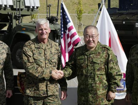 　記者会見で握手する米第３海兵遠征軍のロジャー・ターナー司令官（左）と陸自西部方面総監の鳥海誠司陸将＝９月１７日、沖縄県・石垣島