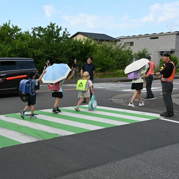 児童の道路横断見守るよ 上三川・日産栃木工場 朝の通勤時間帯に交通