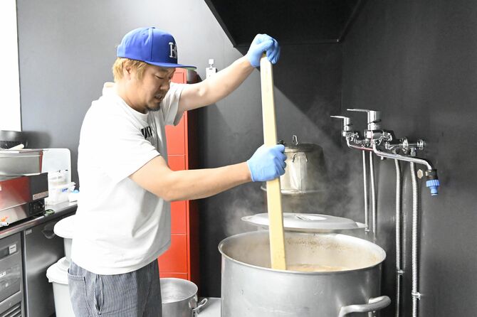 スープの仕込みに余念がない店主の小山さん
