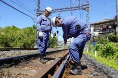 猛暑の鉄路、追われる点検