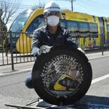 マンホールふたにLRTデザイン　宇都宮・清原地区市民センター前に設置　