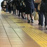 点字ブロック上に行列、妨げに？　宇都宮駅西口バスロータリー　視覚障害者…