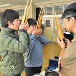 雅楽の魅力満喫　佐野・石塚小の児童60人　生演奏や楽器体験　