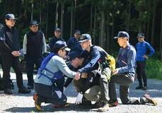山岳遭難に備え 焼森山で訓練