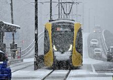 白い街行くＬＲＴ