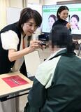 女性受刑者に初メーク講座
