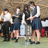 壬生高生が模擬選挙で投票体験　知事選控え、初の全校生徒対象　県選管など主催