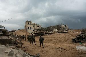　イスラエル軍が２０日に公開した、パレスチナ自治区ガザとされる場所に展開するイスラエル兵（ロイター＝共同）
