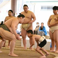 大相撲二子山部屋、大田原市出身力士らが相撲教室　十両・三田関らが地元で指導
