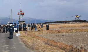 空中散布などが披露されたドローンのデモフライト＝２７日午前、那須塩原市