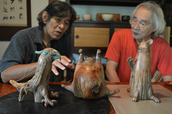 天野さんの作品を前に語り合う松崎代表（右）と板谷さん