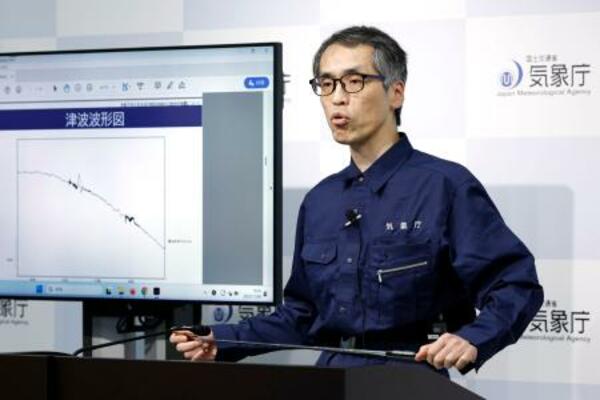 三陸沖で発生した地震と、津波注意報の発令について記者会見する気象庁の担当者=9日午後、気象庁