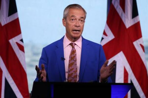 7日、英下院議員の辞職を表明する「リフォームUK」のファラージ党首=ロンドン(ゲッティ=共同)