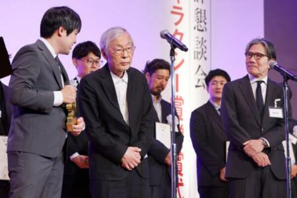 第63回ギャラクシー賞のテレビ部門で大賞を受賞した「八月の声を運ぶ男」の関係者ら=1日午後、東京都内