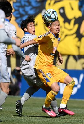 前半25分、競り合う佐藤