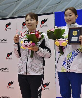 復帰戦となった飛び込み日本選手権の３メートル板飛び込みで準優勝を飾った榎本（左）＝８月29日、日環アリーナ栃木屋内水泳場
