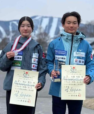 Ｋ２男子で総合優勝した大黒（右）と女子回転で準優勝した池上＝信州菅平高原パインビークスキー場
