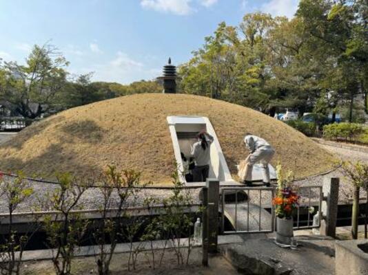 　納められている骨つぼの再点検が行われた原爆供養塔＝１９日午前、広島市の平和記念公園