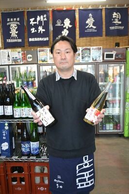 梅酒「かほり」（右）と無濾過生原酒「野木きらり」を手にする高橋さん
