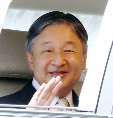 　誕生日を迎えた上皇后美智子さまにあいさつするため、仙洞御所に入られる天皇陛下＝２０日午前１１時６分、東京都港区（代表撮影）