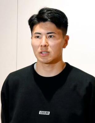 帰国し取材に応じる鈴木淳之介=23日、羽田空港