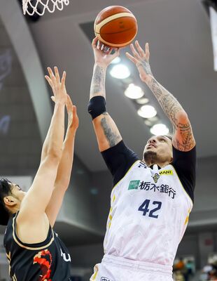 第3クオーター、ブレックスのフォトゥがゴール下でシュートを決める=大阪市のおおきにアリーナ舞洲