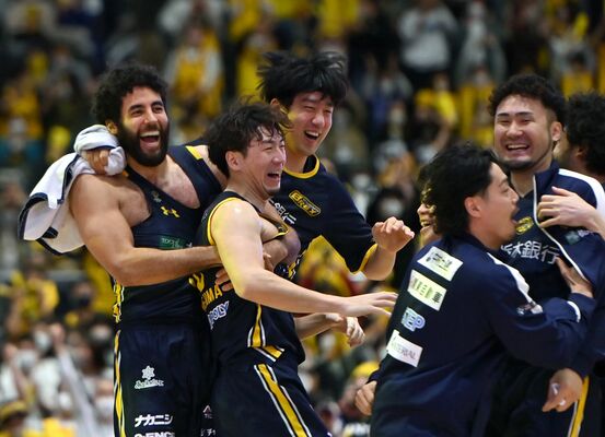 試合終了のブザービーターで勝利を決め、喜ぶ比江島（左から２人目）ら＝日環アリーナ栃木