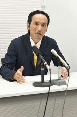町長選への立候補を正式表明する舘野氏＝14日午後、小山市役所