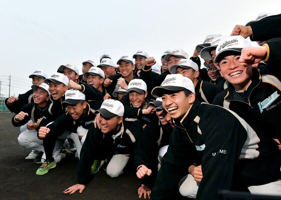 初の甲子園切符をつかみ、笑顔がはじける石橋ナイン＝27日午後、下野市石橋