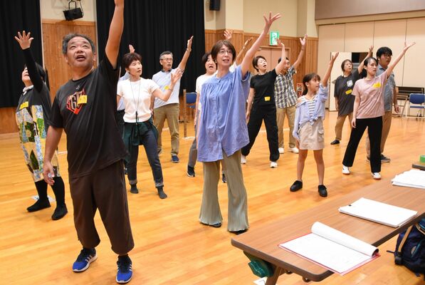 稽古に励む歌麿ミュージカルの出演者たち
