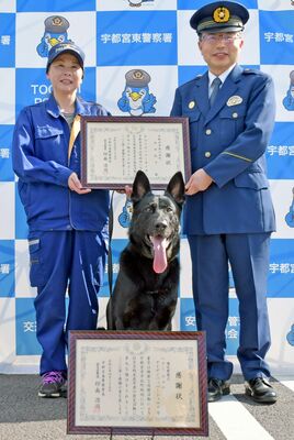 印南署長（右）から感謝状を受け取った池田さん（左）とアンシャル