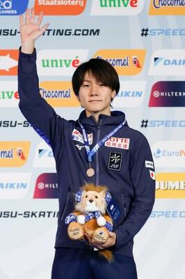 男子500メートルで3位となり、表彰式で手を振る森重航=ヘーレンフェイン(共同)