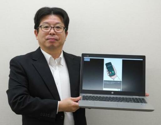 　「詐欺防止啓発ノベル」を紹介する高松地検の浜渦龍一広報官＝４月、高松地検