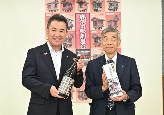 「鹿沼彫刻屋台」の純米吟醸酒を手にする横倉社長（右）と普通酒を持つ松井市長