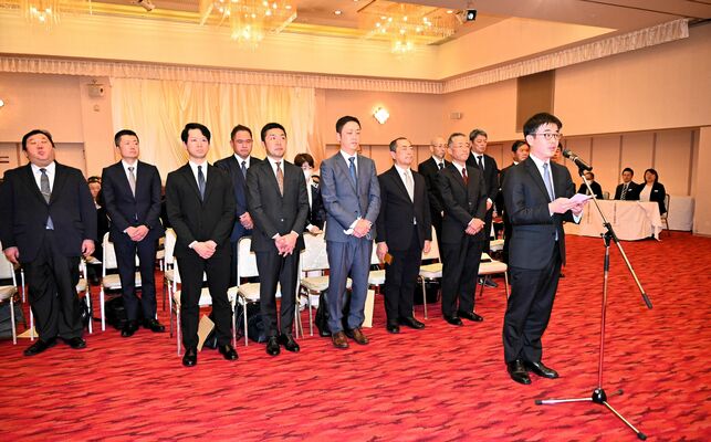 受賞者を代表して謝辞を述べる惣誉酒造の河野専務＝25日夕、宇都宮市