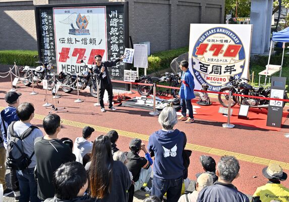 会場で行われた１９４９年製メグロバイクのレストア事業の中間報告