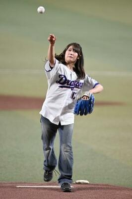 　始球式を務めたスノーボード女子の村瀬心椛＝バンテリンドーム