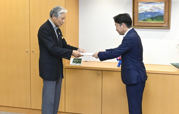 瀬戸副大臣（右）に要望書を手渡す福田知事＝７日午前、内閣府